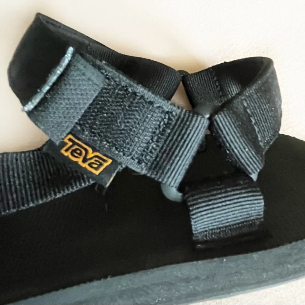 Teva black men’s